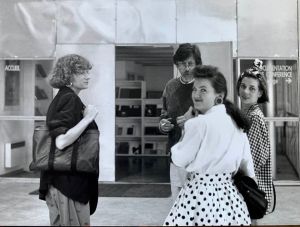 De gauche à droite : Cécile Bourne, Jacques Guillot, Mo Gourmelon et Catherine Arthus-Bertrand au Magasin–CNAC, Grenoble, date inconnue.