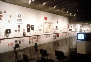 Group Material, vue de l’exposition *AIDS Timeline*, Berkeley, New York, 1989. (courtoisie Julie Ault pour Group Material)(Illustration tirée du site internet de la Session 12)