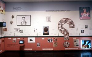 Group Material, vue de l’exposition AIDS Timeline, Biennale du Whitney, New York, 1991. (courtoisie Julie Ault pour Group Material / Photo Ken Schless). (Illustration tirée du site internet de la Session)