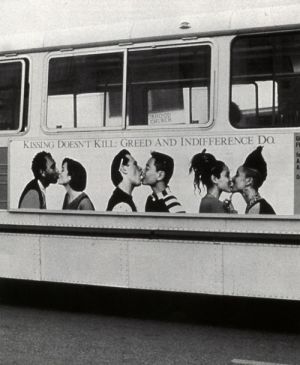 *Gran Fury, Kissing Doesn’t Kill. Greed and Indifference Do*, affiche pour bus, 1989. (Illustration tirée du site internet de la Session 12)