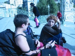 Flora Loyau et Ivana Meštrov sur les marches de la gare de Saint-Charles à Marseille, octobre 2002.