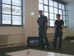 Présentation de l’essai vidéo *Royal Wedding* installé dans l’appartement reconstituté du collectionneur Ghislain Mollet-Viéville, Mamco, Genève, du 9 juin au 12 septembre 2004. Sur la photo : Julien Blanpied (gauche) et Albane Duvillier (droite).