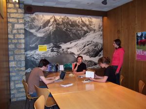 La Session 14 au travail dans la salle de l’École, installée temporairement dans les locaux du Magasin d’en face, 2005. De gauche à droite : Jérôme Grand, Alice Vergara-Bastiand, Julia Maier, Heather Anderson (debout).