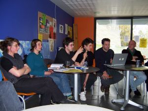 Le Commons Service Group a participé à RESSOURCES, une série d’événements et d’ateliers sur l’Open Source (11-13 avril 2005, Grenoble). Il est intervenu sur le thème des alternatives au droit d’auteur. De gauche à droite : Julia Maier, Heather Anderson, Jérôme Grand.