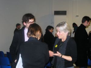 Discussion après la table ronde organisée à l’occasion du symposium *Curatorial Timeline : les temps changent*, Magasin d’en face, 21 janvier 2006. Sur la photo : Teresa Gleadowe (à droite), Elena Yaïchnikova (de dos).