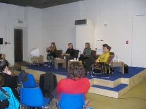 Table ronde organisée pour le symposium *Curatorial Timeline : les temps changent*, Magasin d’en face, 21 janvier 2006. De gauche à droite : Ann Demeester, Teresa Gleadowe, Liliane Schneiter, Catherine Quéloz, Alice Vergara-Bastiand.