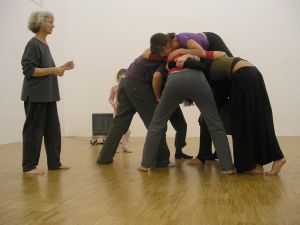 *Huddle*, performance de Simone Forti avec un groupe d’étudiants de l’École supérieure d’art de Grenoble, 16 novembre 2006. À gauche : Simone Forti.