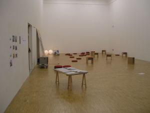 Vue de l’exposition *Danser l’actualité*, galerie de l’École supérieure d’art de Grenoble, du 16 au 18 novembre 2005.