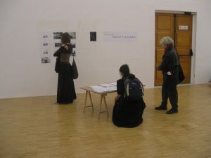 Vue de l’exposition *Danser l’actualité*, galerie de l’École supérieure d’art de Grenoble, du 16 au 18 novembre 2005.