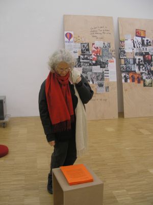 Portait of Simone Forti in the exhibition *Danser l’actualité*, gallery of the École supérieure d’art de Grenoble, 16 to 18 November 2005.