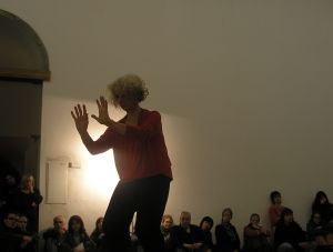 Performance by Simone Forti during the opening of  the exhibition *Danser l’actualité*, gallery of the École supérieure d’art de Grenoble, 16 November 2005.