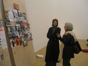Simone Forti commentant une sélection de documents présentés dans l’exposition *Danser l’actualité*, galerie de l’École supérieure d’art de Grenoble, du 16 au 18 novembre 2005.