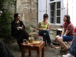 Rencontre avec Catherine David à l’occasion du Festival Est/Ouest à Die, 29 mai 2006. De gauche à droite : Catherine David, Daphné Brottet, Elena Yaïchnikova.