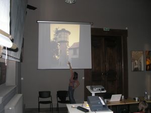 Conférence de l’artiste Lara Almarcegui à La Plateforme, Grenoble, le 16 juin 2006.