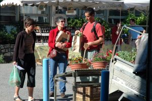 Market organised with local farmers on the occasion of the opening of the programme *Un pas de côté*. In the photo: Daphné Brottet (centre).