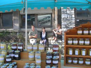 Marché organisé avec les petits producteurs de la région de Grenoble à l’occasion du vernissage du programe *Un pas de côté*. Sur la photo : Daphné Brottet (au centre).