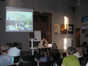 Conference by Constant Petcou, architect-researcher, about ECObox: a participatory project carried out with the inhabitants of the La Chapelle district in Paris aiming at transforming a wasteland into a participatory garden and a place of meeting and debate. The conference took place at La Plateforme in Grenoble on 15 June 2006.