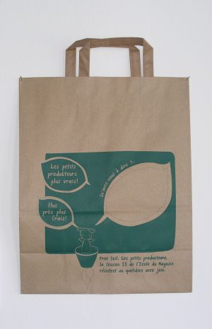 Sac en papier designé par le collectif Free Soil pour le marché organisé à l’occasion de l’ouverture du projet *Un pas de côté*, juin 2006.