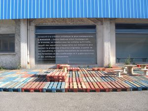 Devant l’espace Magasin d’en face : vue de la terrasse créée pour l’espace de rencontre et de documentation du projet *Un pas de côté*, proposé par la Session 15 du 3 au 18 juin 2006.