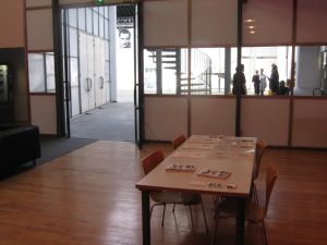 Vue de l’exposition de la Session 16, Salon Rouge du Magasin-CNAC, septembre 2007.