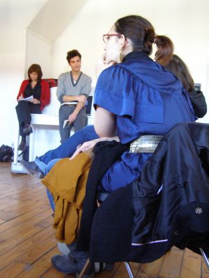 Visites d’ateliers à l’École supérieur d’art de Grenoble, le 10 décembre 2009. Au fond à gauche : Patrica Brignone, enseignante. De dos : Alice Marquaille.