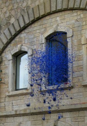 Vue de l’exposition *Coup d’éclat*, Fort du Bruissin, 2011. Sur l’image : Juliana Iriart, *Como polvo de ladrillo*, 2011, installation in situ. Photo : Blaise Adilon