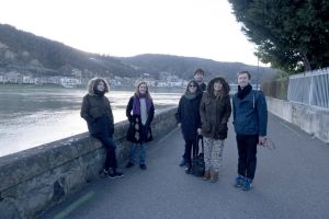 Lors d’une visite aux atliers Moly Sabata, date inconnue. De gauche à droite : Sophie Lvoff, Betty Biedermann, Chloé Sitzia, Théo Robine-Langlois, Martina Margini, inconnu.