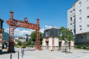 Vue de la Conciergie et de l’entrée du site Bouchayer-Viallet.