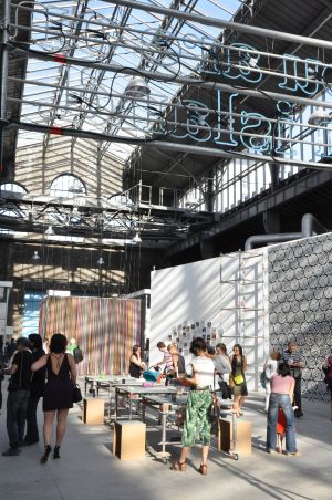 Vue de l’installation de Matteo Guidi (table) pour l’exposition *Briser la glace*, présentée au Magasin-CNAC du 29 mai au 4 septembre 2016. Photographie : Léa Deshusses