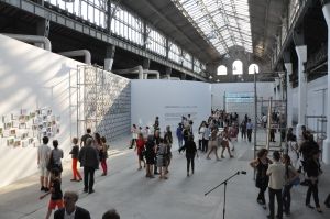 Lors du vernissage de l’exposition *Briser la glace*, présentée au Magasin-CNAC du 29 mai au 4 septembre 2016. Photographie : Léa Deshusses