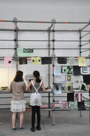 Vue de l’installation de Goofypress pour l’exposition *Briser la glace*, présentée au Magasin-CNAC du 29 mai au 4 septembre 2016. Photographie : Léa Deshusses