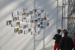 Installation de l’installation d’Allen Ruppersberg pour l’exposition *Briser la glace*, présnetée au Magasin-CNAC du 29 mai au 4 septembre 2016. Photographie : Léa Deshusses