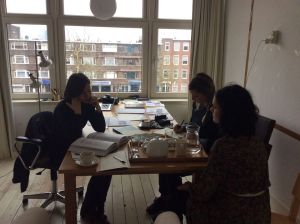 Rencontre avec Lara Almarcegui, Rotterdam, février 2016. De gauche à droite : Lara Almarcegui, Armance Rougiron, Giorgia René-Worms.