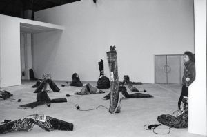 Installing the installatio in situ of Jårg Geismar (leaning on the pillar) for the exhibition*L’exposition de l’École du Magasin*, April 1991.