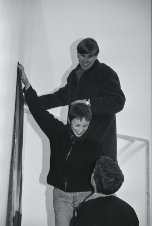 Installation de l’œuvre de Michel Aubry (en haut) pour *L’Exposition de l’École du Magasin*, avril 1991.