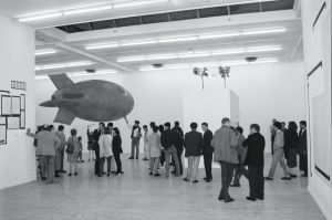 Lors du vernissage de l’exposition *Entre chien et loup*, Magasin-CNAC, du 6 juin au 2 août 1992.