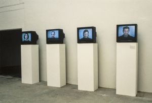 Daniela Comani, *Communication versus alienation*(1993), vue d’installation, *More than Zero*, Magasin-CNAC, du 18 septembre au 7 novembre 1993.
