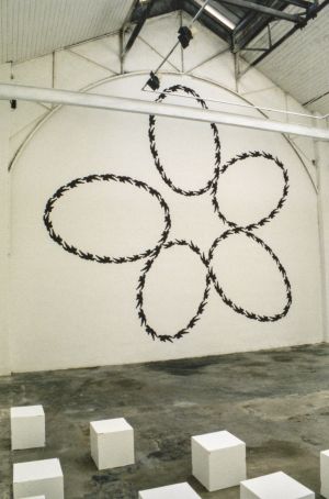 Jochem Hendricks, *Formation* (1993), vue d’installation, *More than Zero*, Magasin-CNAC, du 18 septembre au 7 novembre 1993.