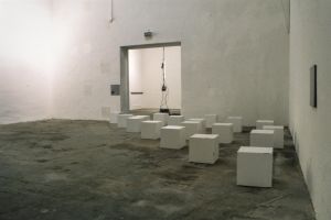Christine Coënon, *Chemins*(1992), vue d’installation, *More than Zero*, Magasin-CNAC, du 18 septembre au 7 novembre 1993.