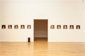 Vue de l’exposition *Des histoires en forme*. Sur l’image : Natacha Lesueur, *Sans titre*, 1997, série de 10 photographies. Photo : Pascal Jounenc