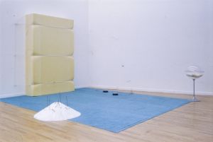 Vue de l’exposition *Des histoires en forme*. Sur l’image : Børre Saethre, *It’s a Mind Game*, 1997, installation, matériaux divers. Photo : Pascal Jounenc