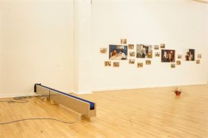 Vue de l’exposition *Des histoires en forme*. À droite : Vibeke Tandberg, *Living Together*, 1996, série de 22 photographies. Photo : Pascal Jounenc