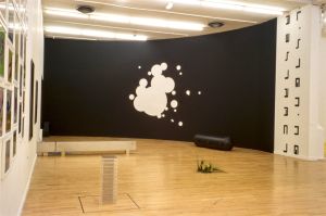 Vue de l’exposition *Des histoires en forme*. Sur l’image: Sidney Stucki, peinture murale in situ, 1997. Photo : Pascal Jounenc