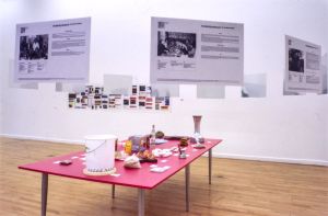 Vue de l’exposition *Des histoires en forme*. Sur l’image : Fordacity, installation-performance in situ, 1997. Photo : Pascal Jounenc