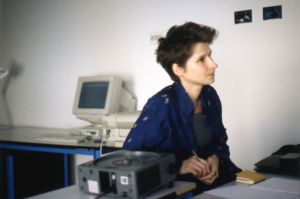 Portrait de Sylvie Desroches dans la salle de travail de l’École du Magasin.