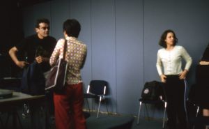 Rencontre avec Harun Farocki (à gauche sur l’image), Grenoble. Archives personnelles d’Alejandra Riera.