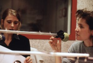 Au studio de la Radio Suisse Romande, Genève, du 29 novembre au 3 décembre 1999. Sur l’image : Caecilia Tripp (gauche) et Léonore Bonaccini (droite). Archives personnelles d’Alejandra Riera.